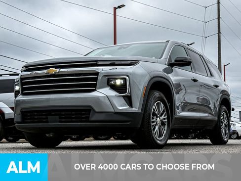 Used 2025 Chevrolet Traverse LT AWD/4WD image 2