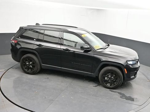 Used 2025 Jeep Grand Cherokee Altitude AWD/4WD image 35