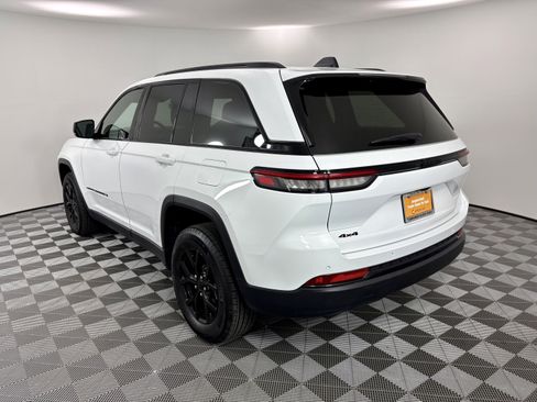 Certified 2025 Jeep Grand Cherokee Altitude image 3