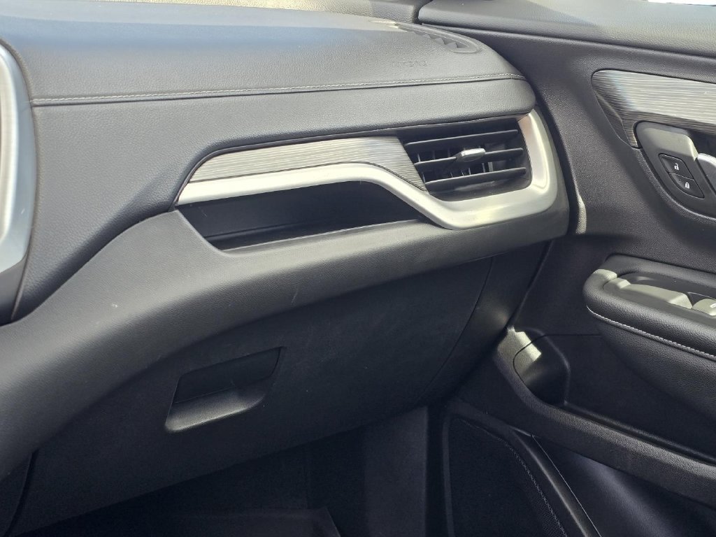 Used 2024 GMC Terrain SLE w/ Driver Convenience Package FWD image 17