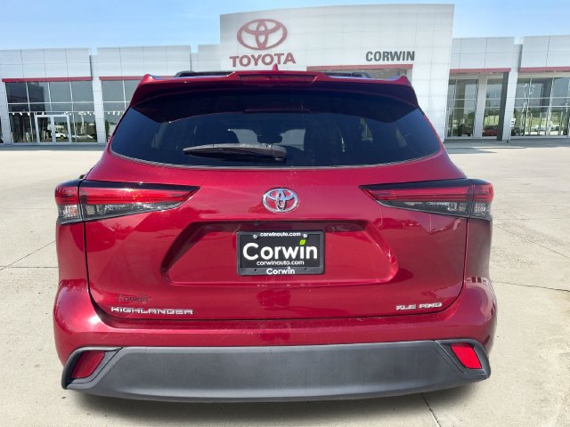 Used 2020 Toyota Highlander XLE AWD/4WD image 4