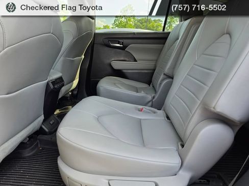 Used 2023 Toyota Highlander XLE AWD/4WD image 21