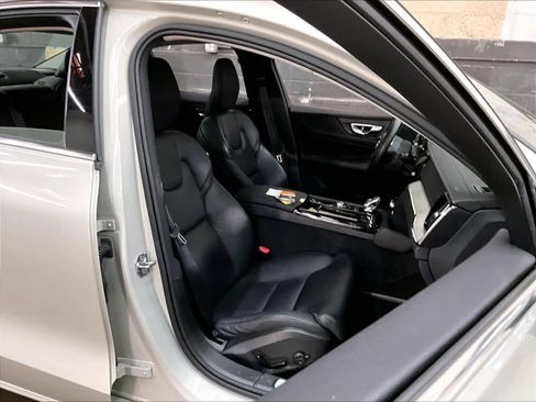 Used 2021 Volvo S60 T8 Inscription image 9