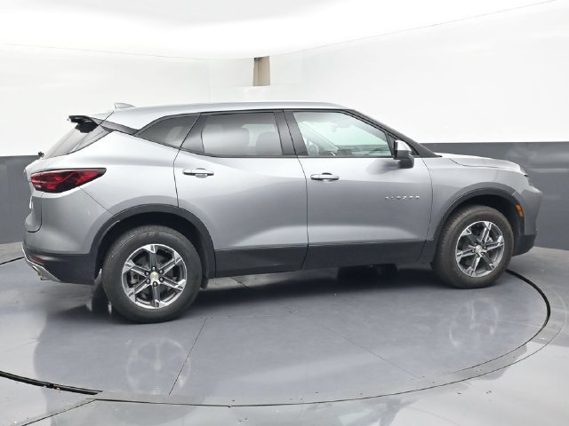 Used 2025 Chevrolet Blazer LT AWD/4WD image 3