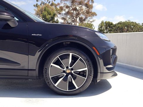 Used 2025 Porsche Macan Electric RWD image 11