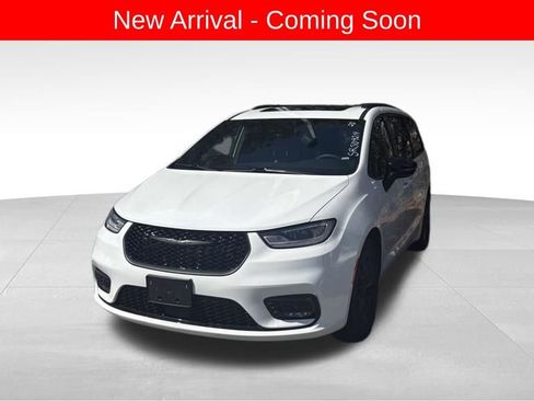 Used 2025 Chrysler Pacifica Limited image 2