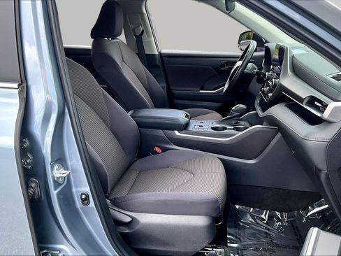 Used 2023 Toyota Highlander LE FWD image 9