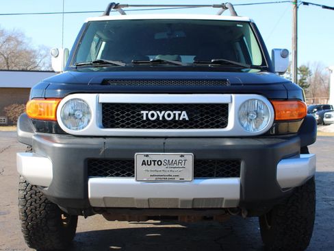 Used 2011 Toyota FJ Cruiser 4WD w/ Upgrade Pkg image 2