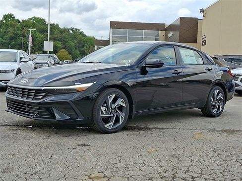 New 2025 Hyundai Elantra SEL image 2