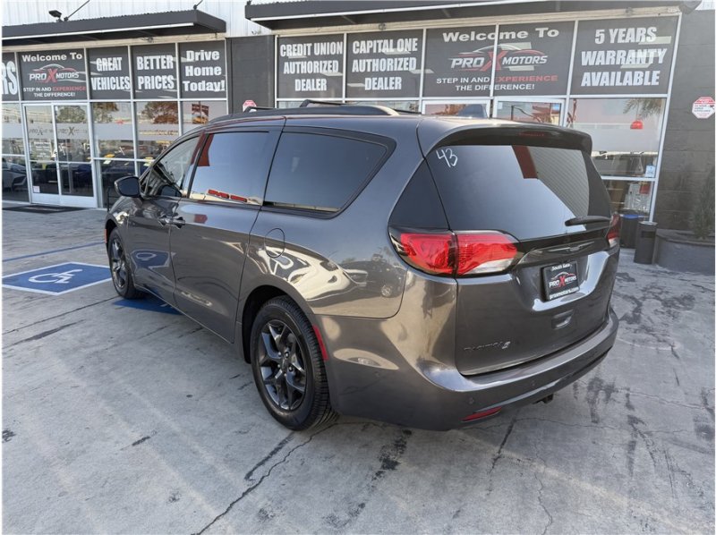 Used 2019 Chrysler Pacifica Touring-L Plus w/ Advanced Safetytec Group FWD image 4