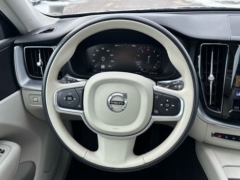 Used 2018 Volvo XC60 T5 Momentum w/ Vision Package image 7