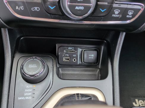 Used 2017 Jeep Cherokee High Altitude image 23