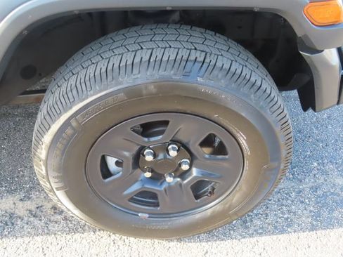 Used 2019 Jeep Wrangler Sport AWD/4WD image 13