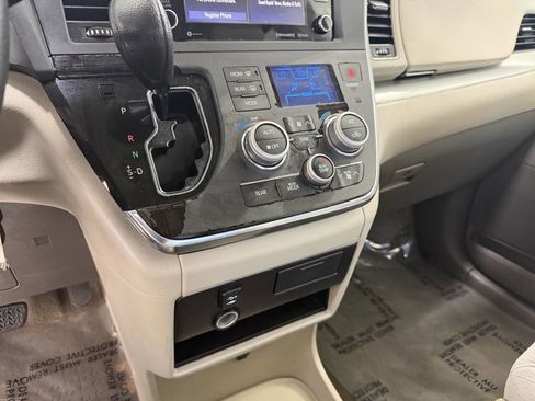 Used 2018 Toyota Sienna LE FWD image 11