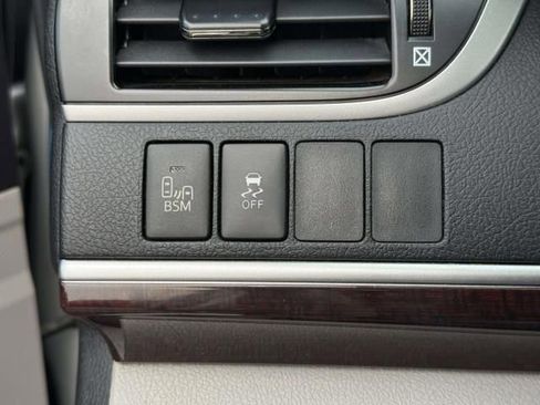 Used 2014 Toyota Camry XLE w/ Leather Package image 18