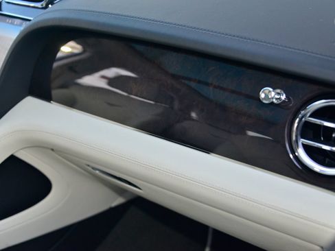 Used 2023 Bentley Bentayga AWD/4WD image 16