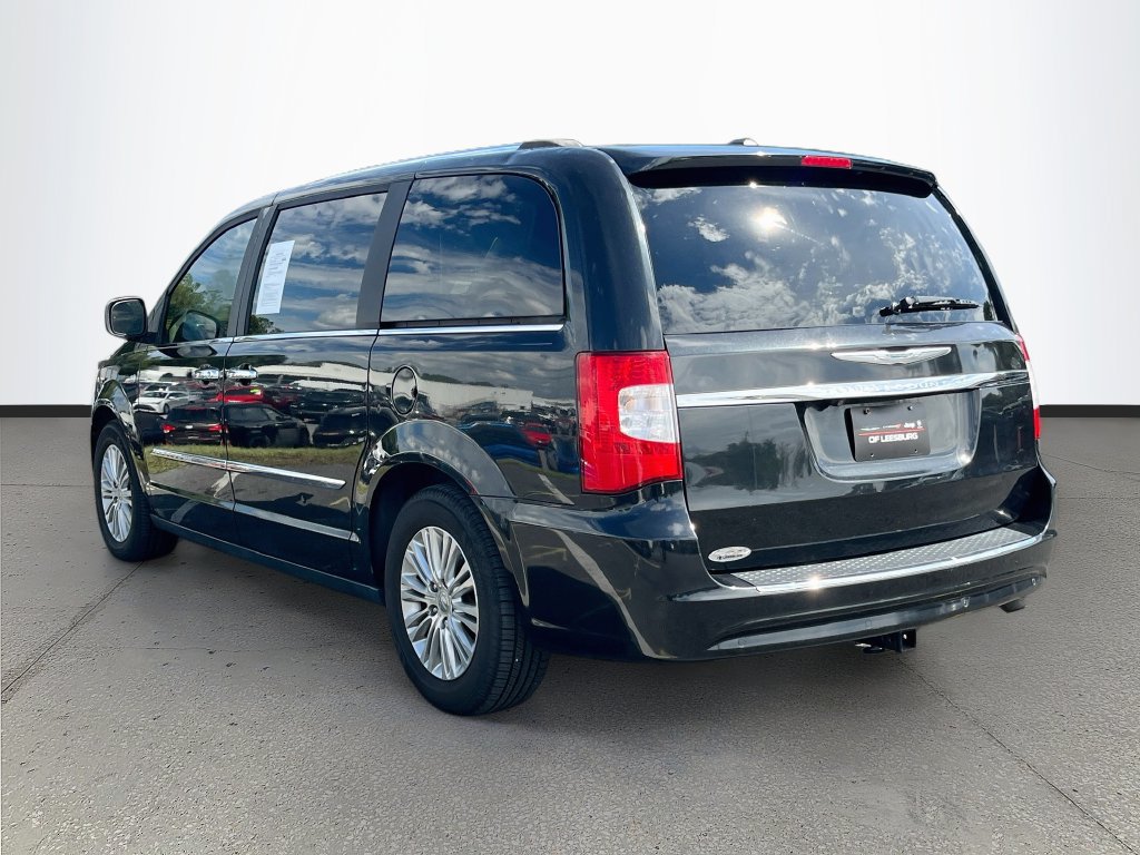 Used 2014 Chrysler Town & Country Touring-L FWD image 5