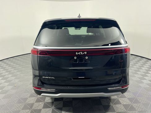 Used 2024 Kia Carnival LX FWD image 4