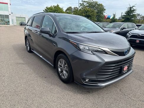 Used 2025 Toyota Sienna XLE w/ XLE Plus Package AWD/4WD image 13
