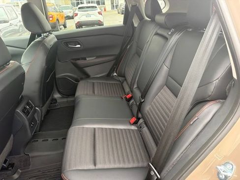 Used 2025 Nissan Rogue SV AWD/4WD image 17