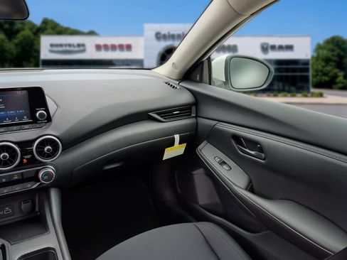 Used 2025 Nissan Sentra S FWD image 32
