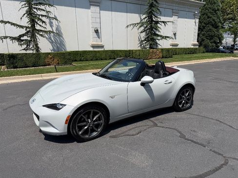 Used 2018 MAZDA MX-5 Miata Grand Touring RWD image 2