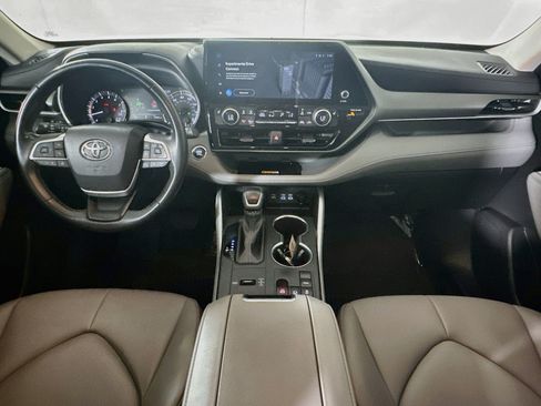 Used 2023 Toyota Highlander XLE FWD image 27
