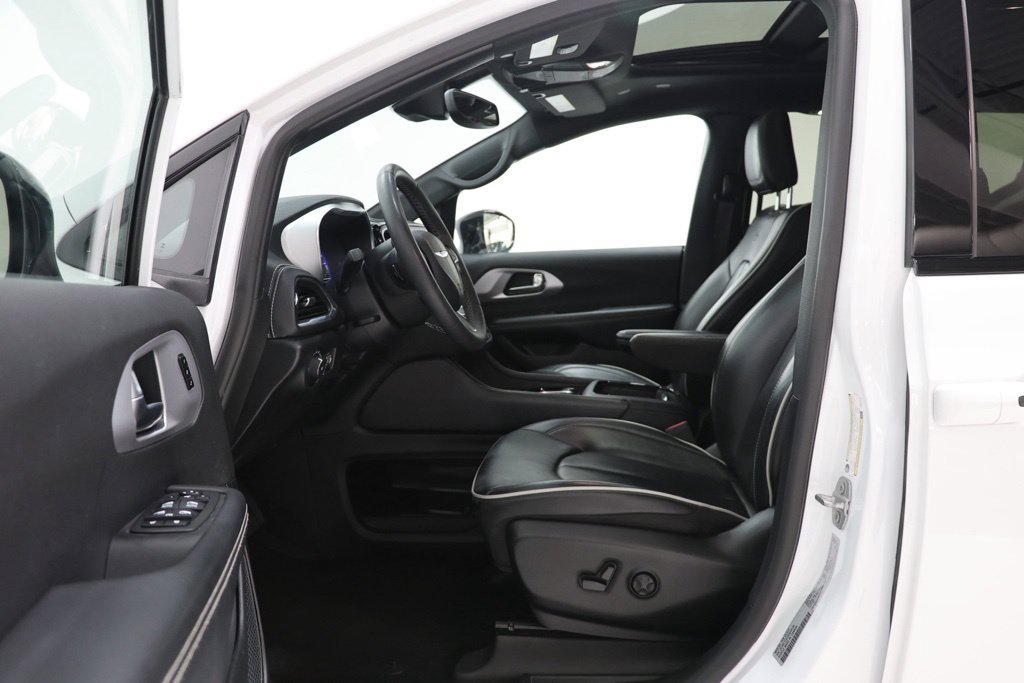 Used 2025 Chrysler Pacifica Limited FWD image 16
