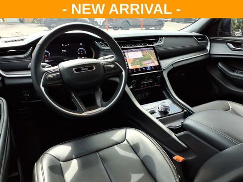 Used 2025 Jeep Grand Cherokee Limited w/ Black Appearance Package AWD/4WD image 12