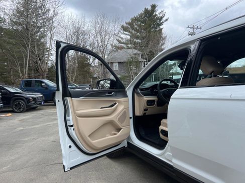 Used 2023 Jeep Grand Cherokee L Limited w/ Luxury Tech Group II AWD/4WD image 15