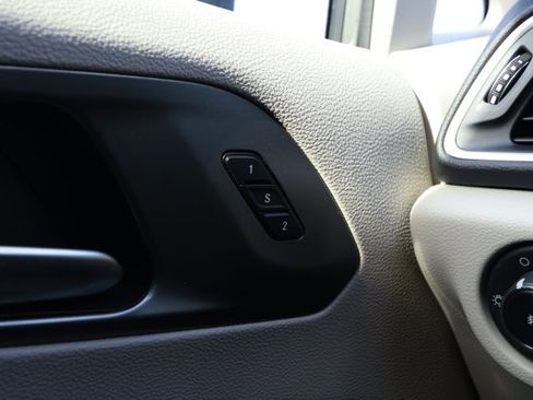 Used 2023 Chrysler Pacifica Touring-L image 21