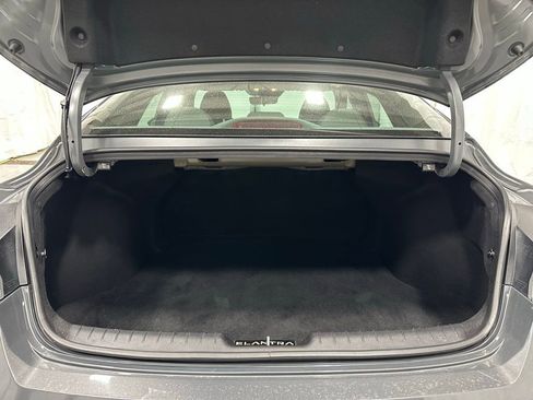 Used 2025 Hyundai Elantra SE image 43