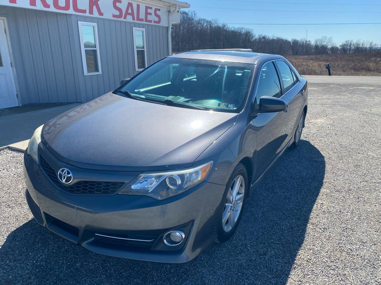 Used 2014 Toyota Camry SE w/ Moonroof Package FWD image 3