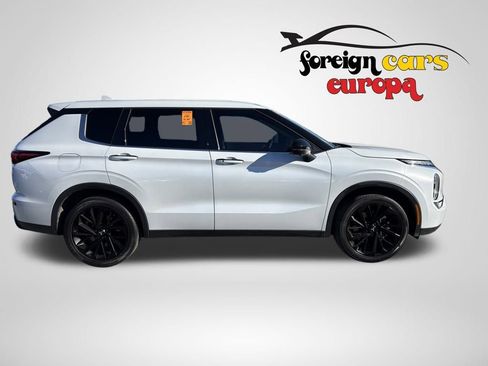 Used 2023 Mitsubishi Outlander SE Black Edition image 2