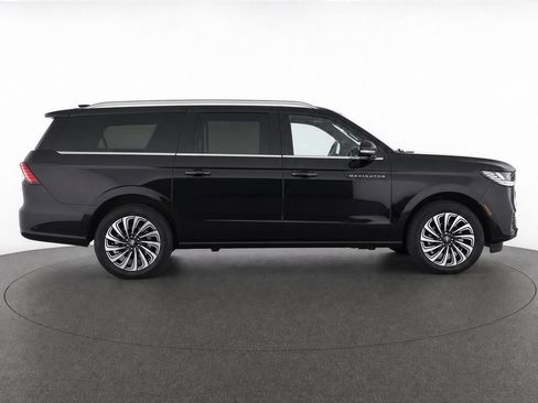 Used 2025 Lincoln Navigator Black Label AWD/4WD image 2