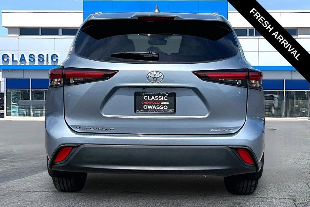 Used 2024 Toyota Highlander XLE AWD/4WD image 4