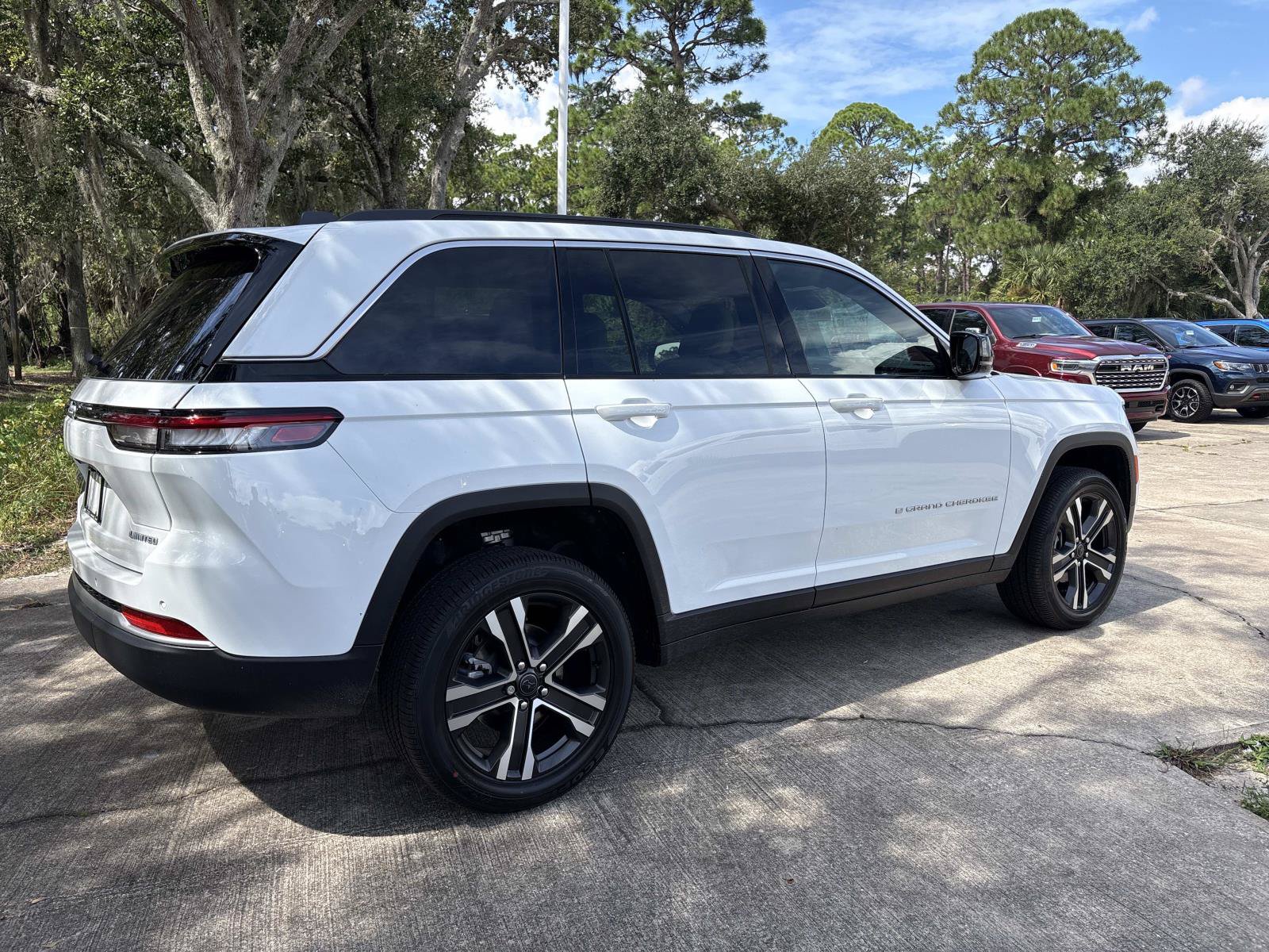 New 2027 Jeep Grand Cherokee Limited RWD image 3