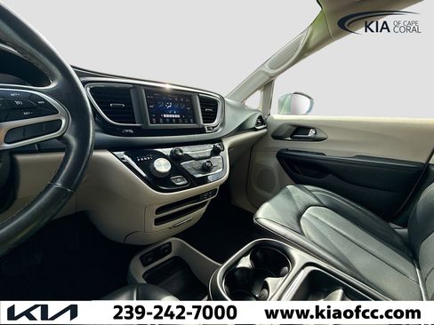 Used 2020 Chrysler Pacifica Touring-L image 28