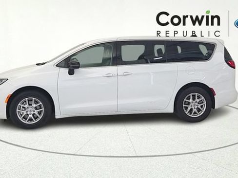 Used 2024 Chrysler Pacifica Touring-L FWD image 4