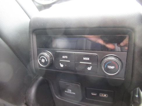 Used 2022 GMC Acadia SLT w/ Elevation Edition image 11