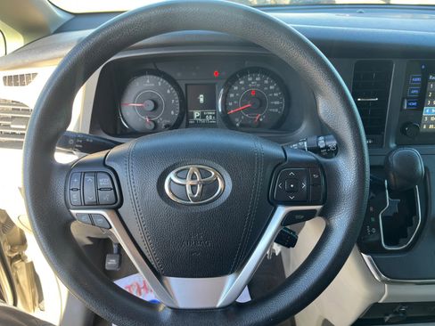 Used 2017 Toyota Sienna LE image 9