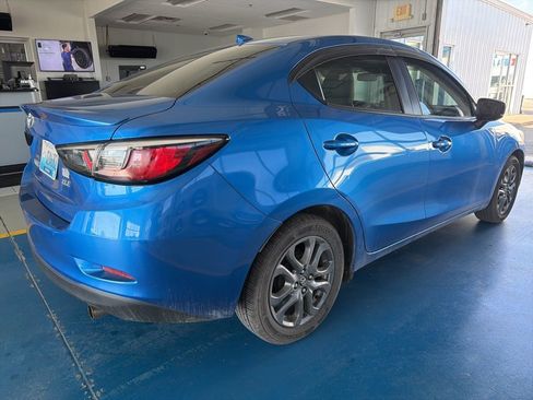 Used 2019 Toyota Yaris XLE image 3