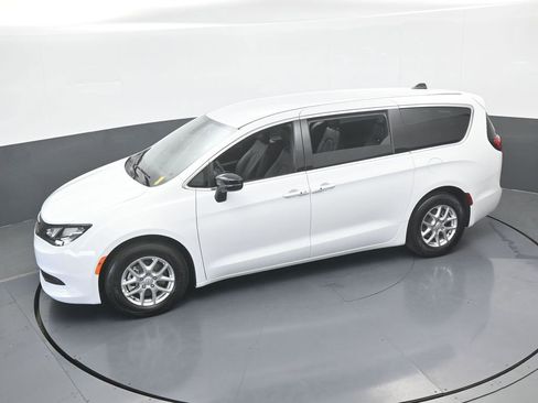 Used 2026 Chrysler Voyager LX image 45