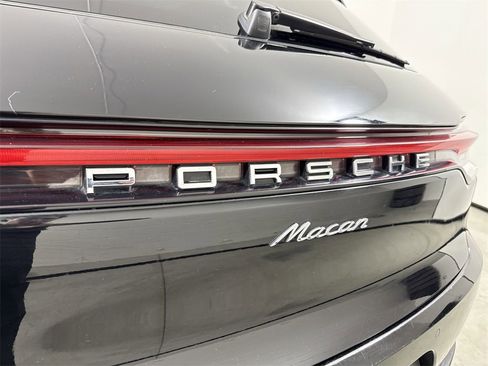 Certified 2021 Porsche Macan image 18
