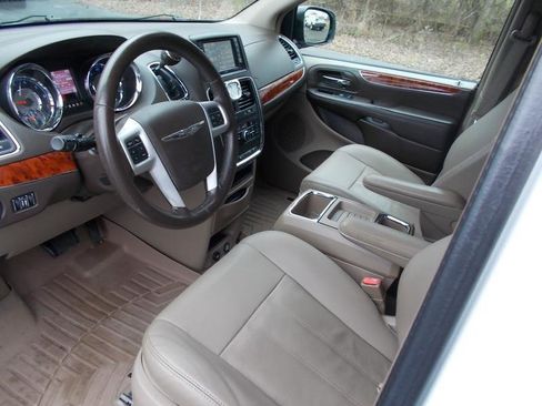 Used 2016 Chrysler Town & Country Touring image 28