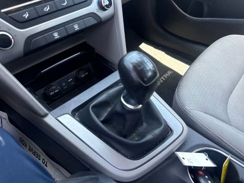 Used 2017 Hyundai Elantra SE FWD image 24