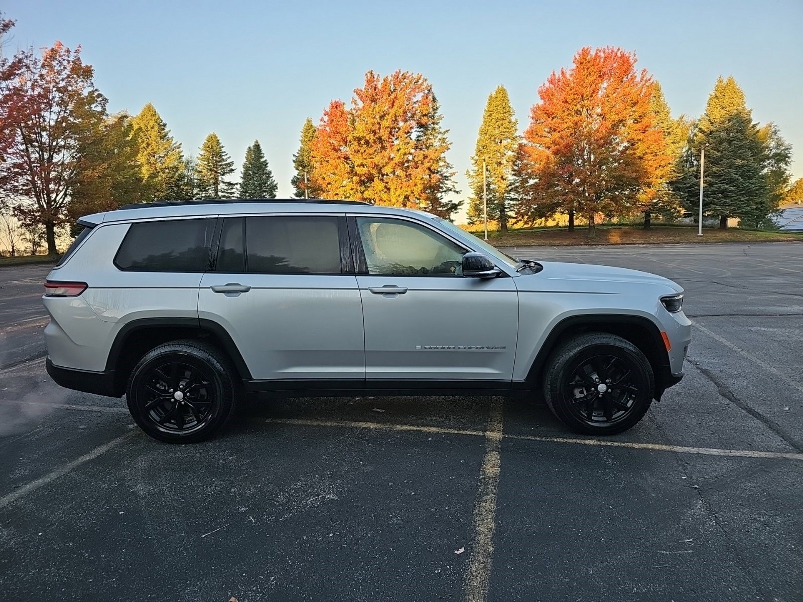 Used 2024 Jeep Grand Cherokee L Limited w/ Luxury Tech Group II AWD/4WD image 7