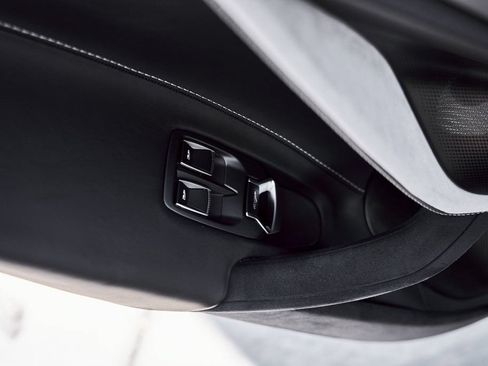 Used 2024 McLaren 750S RWD image 33