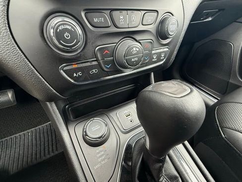 Used 2019 Jeep Cherokee Overland AWD/4WD image 28
