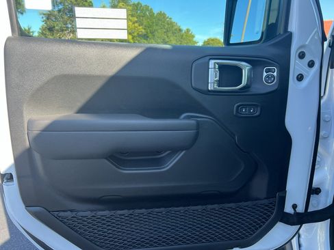 New 2025 Jeep Gladiator Sport image 9